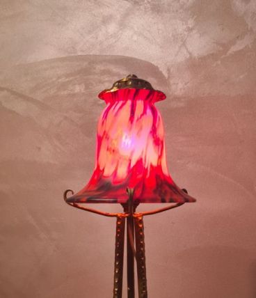 lampe fer forgé patiné or  avec belle tulipe marbré orange ,