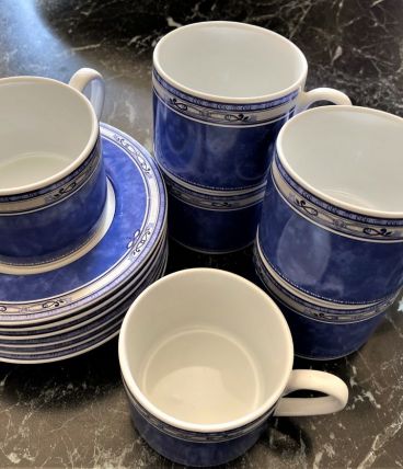 6 tasses et soucoupes bleues et blanches