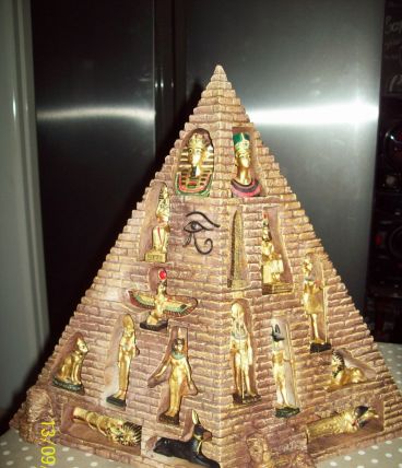 La pyramide égyptienne et ses 16 figurines