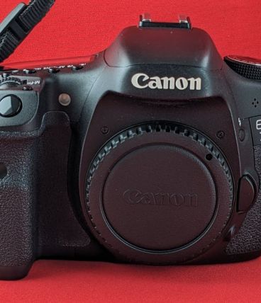Canon 7D - body + batterie/chargeur + mémoire CF 16 Go