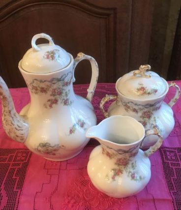 Service à thé en porcelaine de Limoges à décor floral