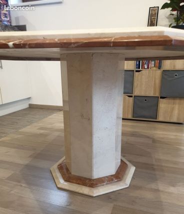 Table « classique » octogonale en marbre blanc
