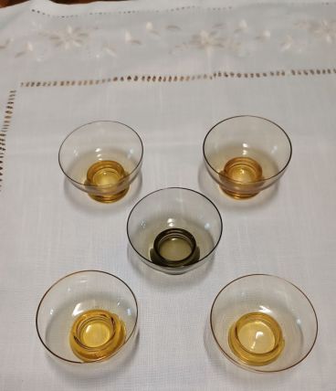 5 coupelles  anciennes verre fumé (légères ébréchures sur 2)