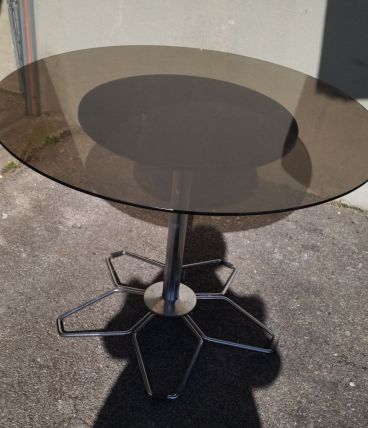 Table verre fumé pieds chromés 