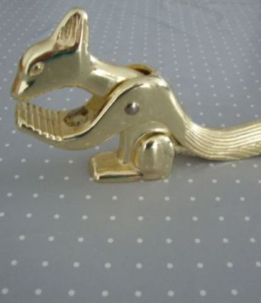 Casse noix/noisettes  vintage écureuil métal doré