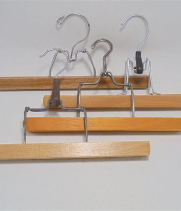 Lot de 4 cintres vintage