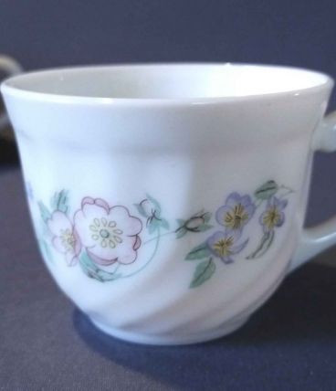 Tasses Arcopal décor de fleurs
