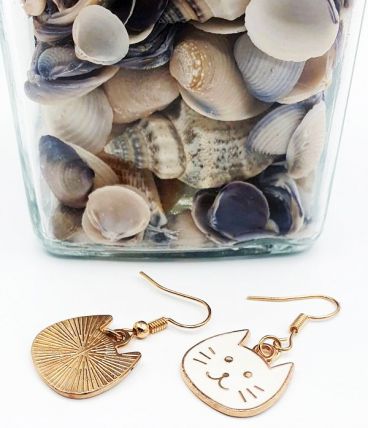 Boucles d'oreilles en métal doré motif tête de chat blanc 