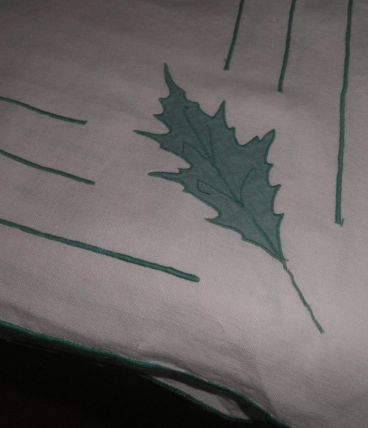 nappe ancienne brodée avec décor feuilles de houx - coton bl
