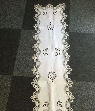 Ancien chemin de table en dentelle  brodée