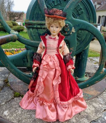 POUPEE EN PORCELAINE