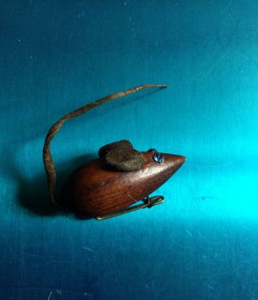 Ancienne broche en forme de souris en bois 
