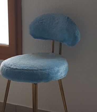Chaise moumoute bleue