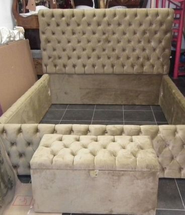Lit capitonné beige