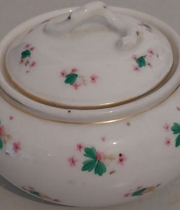 Sucrier en porcelaine VIEUX PARIS fin xixeme. 