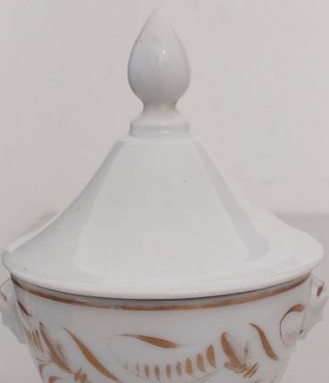 Sucrier en porcelaine VIEUX PARIS fin xixeme. 