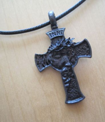 collier cordon avec pendentif croix tète du christ