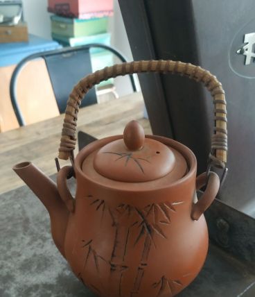 Théière chinoise en terre cuite.