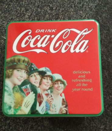 Boite métal Coca-Cola pin-up