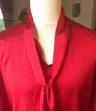 Chemisiers long e large Chemisier rouge cravate large