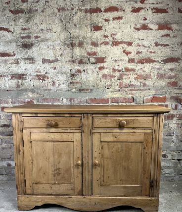Buffet / meuble de rangement en pichepin XIXeme