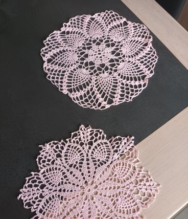 Vends 2 napperons crochetes mains.le GM 30cm,PM28cm 