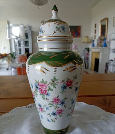 Vase couvert ou potiche en porcelaine polychrome 