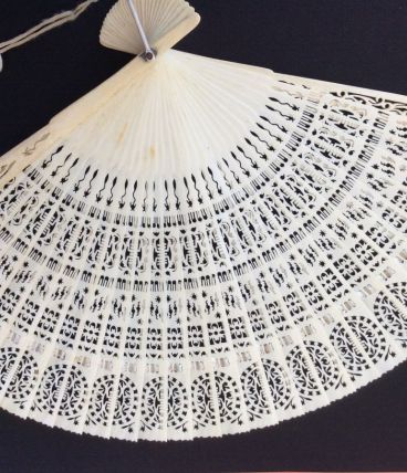 eventail vintage en matiere imitant ivoire