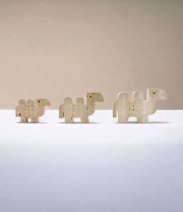 FAMILLE DE 3 CHAMEAUX EN TRAVERTIN PAR FRATELLI MANNELLI