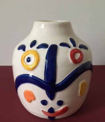 Vase en porcelaine blanche créé par Juan di Novita