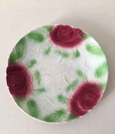 Ancienne assiette plate en barbotine à décor de roses