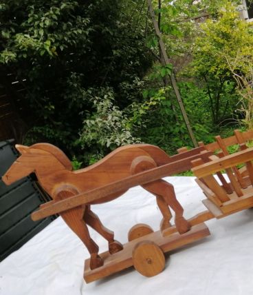 petit cheval en bois tirant une charrette objet artisanat 