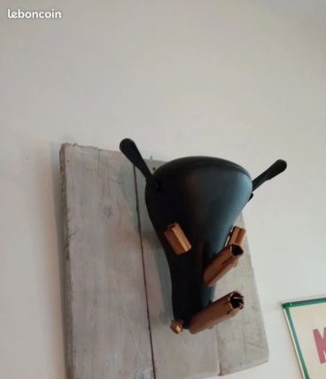 Tête de rhinocéros en pièces de vélo