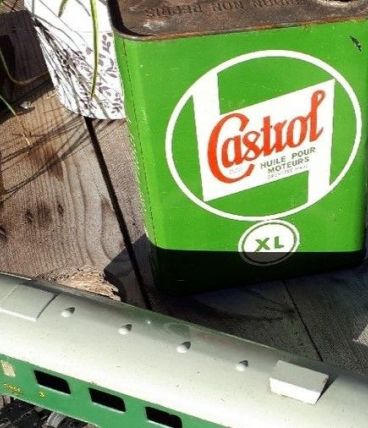 Ancien Bidon huile 2 litres Castrol rare et bel état