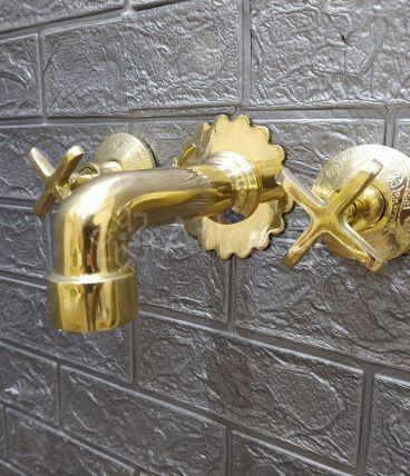 Tap de mur en laiton: carreaux gravés, poignées de croix 