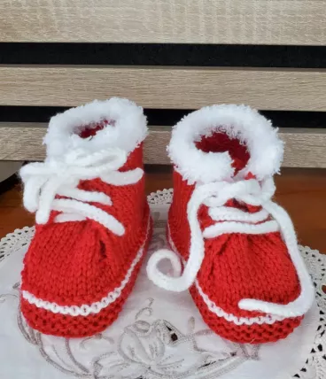 Chaussons baskets Rouge en laine  layette, tricot fait main 