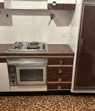 Meubles de cuisine en Formica avec électroménager 