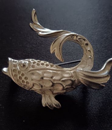 Broche en métal argenté " Poisson Asiatique"