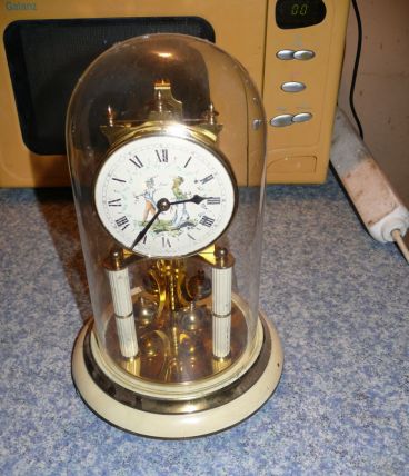 horloge mécanique sous dôme en verre,