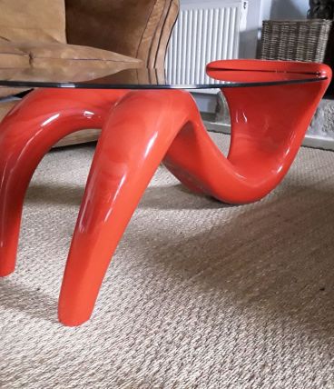 Table basse sexy de forme féminine en rouge.