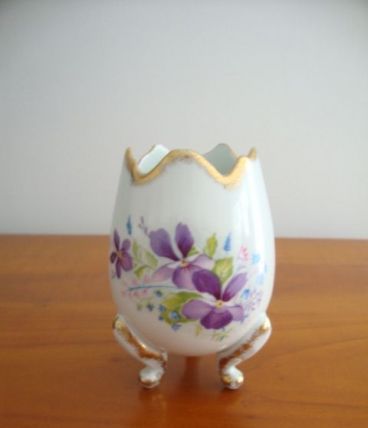Vase oeuf tripode en porcelaine d'art  