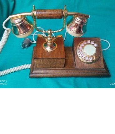 Téléphone à l'ancienne en bois