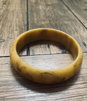 Jonc bracelet en bakélite. 