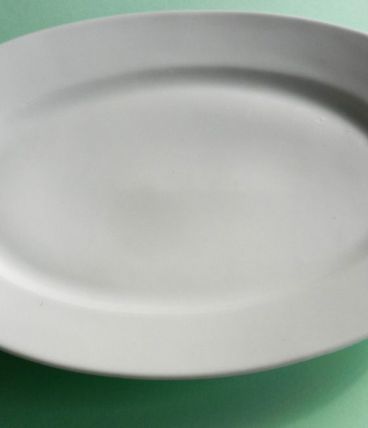 Plat ovale ancien en porcelaine blanche