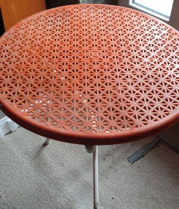 Table plastique orange
