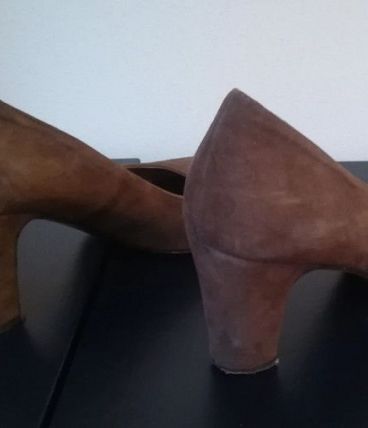 29A* 1001 Pattes - superbes escarpins marron suède (40)