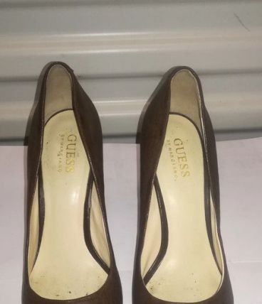 560A* GUESS sexy escarpins bruns cuir (p 38)