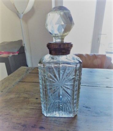 Carafe verre taillé, et goulot étain