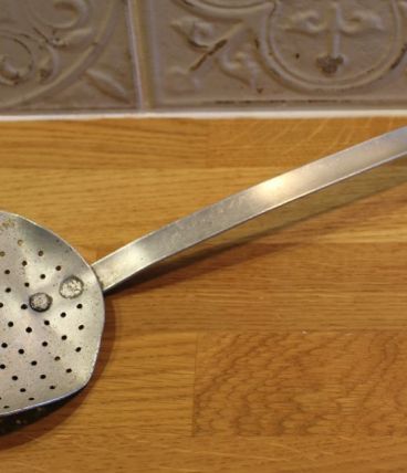 Ancienne Ecumoire en aluminium pour décoration Campagne Shab