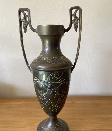 Vase antique avec gravures en laiton